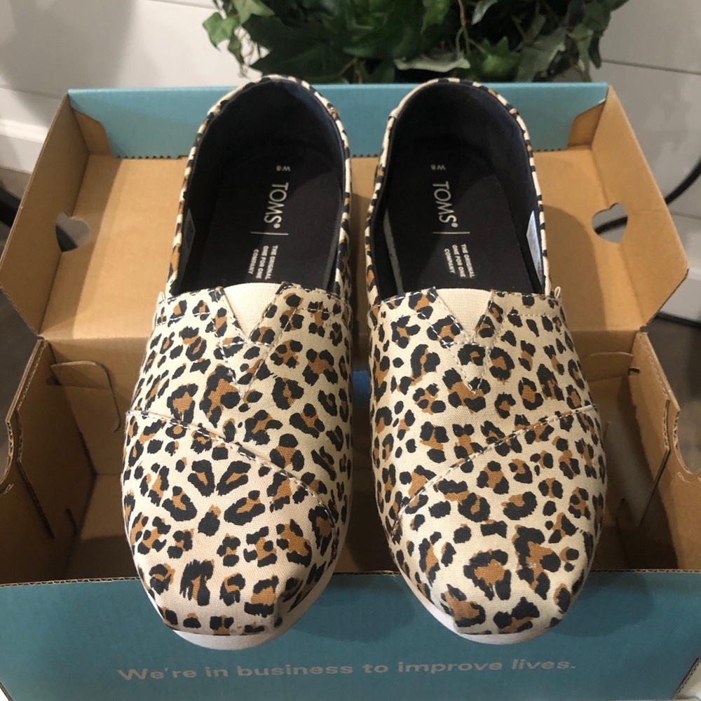 Leopard print TOMS Alpargata shoes size 8.